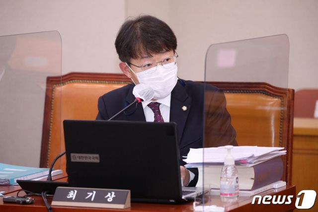 최기상 더불어민주당 의원이 22일 서울 여의도 국회에서 열린 법제사법위원회의 대검찰청에 대한 국정감사에서 질의를 하고 있다. /사진=뉴스1.