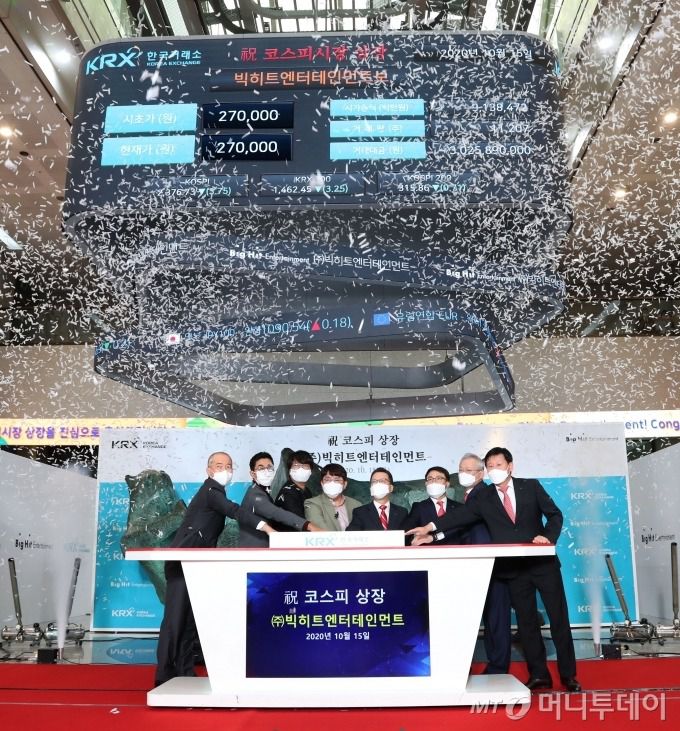 지난 10월 15일 오전 서울 여의도 한국거래소(이사장 정지원)에서 열린 빅히트엔터테인먼트 유가증권시장 신규상장기념식이 진행되고 있다. 왼쪽부터 박태진 제이피모간 서울지점 대표이사, 박지원 (주)빅히트엔터테인먼트 HQ CEO, 윤석준 (주)빅히트엔터테인먼트 Global CEO, 방시혁 (주)빅히트엔터테인먼트 의장, 정지원 한국거래소 이사장, 임재준 한국거래소 유가증권시장본부장, 정영채 NH투자증권 대표이사, 라성채 한국거래소 유가증권시장본부장보. /사진제공=한국거래소