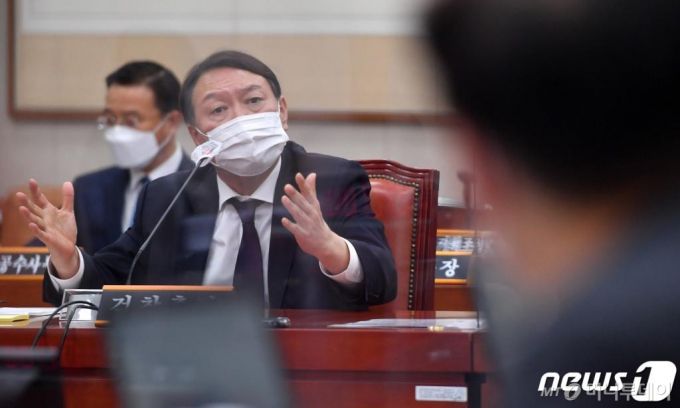 (서울=뉴스1) 박세연 기자 = 윤석열 검찰총장이 22일 오후 서울 여의도 국회에서 열린 법제사법위원회의 대검찰청에 대한 국정감사에 출석해 박범계 더불어민주당 의원 질의에 답하고 있다. 2020.10.22/뉴스1