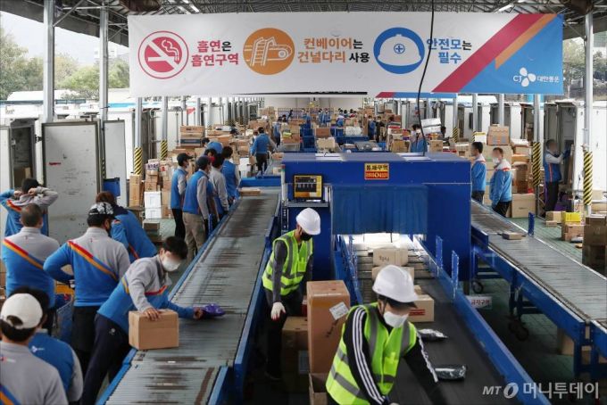 [서울=뉴시스] 국회사진기자단 = 21일 서울 서초구 CJ대한통운 강남2지사 터미널 택배분류 작업장에서 택배기사들이 택배 분류 작업을 하고 있다. 2020.10.21.     photo@newsis.com