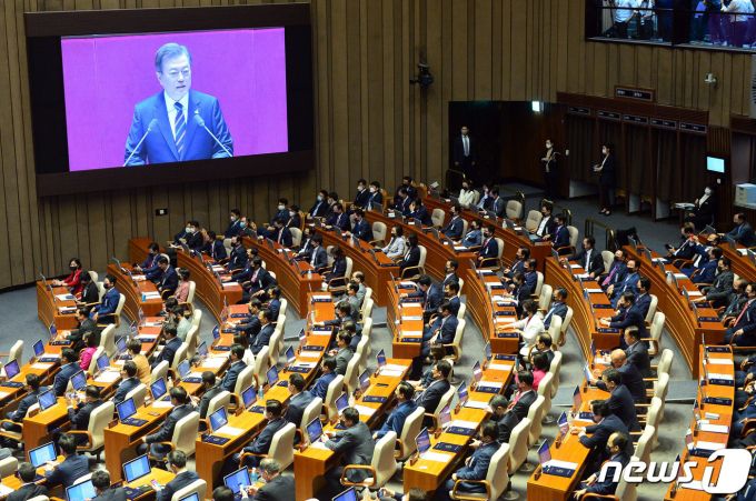 문재인 대통령이 16일 국회에서 열린 제21대국회 개원식에서 개원연설을 하고 있다. 2020.7.16/사진제공=뉴스1