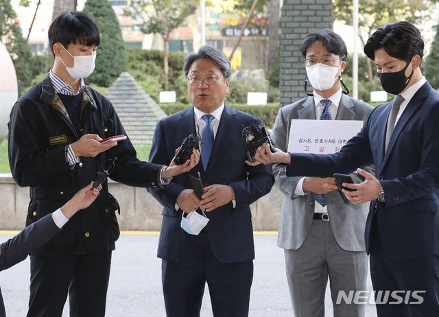 [서울=뉴시스] 박미소 기자 = 강기정 전 청와대 정무수석이 라임자산운용(라임) 사태 핵심 인물인 김봉현 전 스타모빌리티 회장의 옥중문서에 등장하는 성명불상 검사와 변호사를 고발하기 위해 19일 오전 서울 양천구 서울남부지방검찰청으로 들어서기 전 취재진의 질문에 답하고 있다. 2020.10.19.   misocamera@newsis.com