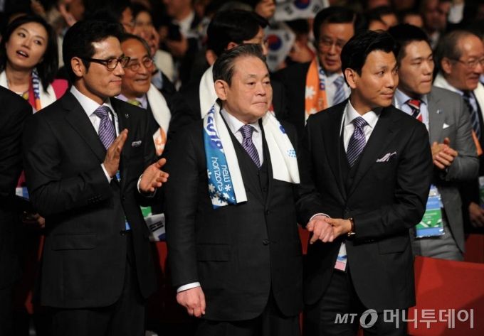 [서울=뉴시스]박주성 기자 = 이건희 삼성그룹 회장이 25일 별세했다. 향년 78세. 이건희 회장은 1942년 1월9일 대구에서 고 호암 이병철 삼성그룹 창업주의 셋째 아들로 태어나 이병철 회장이 타계한 이후 1987년 12월 삼성그룹 회장 자리에 올랐다. 이후 반도체 사업 등을 잇달아 성공시키며 글로벌 무대에선 다소 뒤처지던 삼성전자를 명실상부한 세계 초일류 기업으로 키워냈다. 사진은 2011년 평창동계올림픽 유치 확정 발표를 듣는 사진. (사진=삼성전자 제공). 2020.10.25.    photo@newsis.com