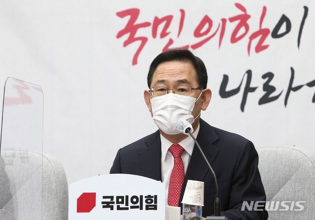 [서울=뉴시스 김진아 기자 = 주호영 국민의힘 원내대표가 23일 서울 여의도 국회에서 열린 국정감사 대책회의에서 발언하고 있다. (공동취재사진) 2020.10.23.   photo@newsis.com