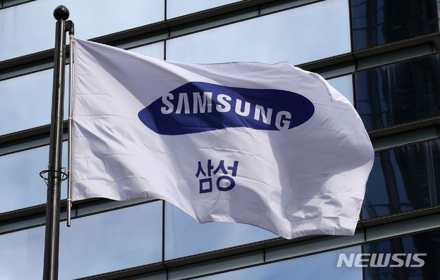 [서울=뉴시스] 이영환 기자 = 이건희 삼성전자 회장이 별세한 25일 오후 서울 서초구 삼성전자 서초사옥에 삼성전자 깃발이 펄럭이고 있다. 이건희 삼성전자 회장은 지난 2014년 급성 심근경색으로 삼성서울병원에 입원 후 6년간의 투병끝에 향년 78세로 별세했다.  2020.10.25.   20hwan@newsis.com