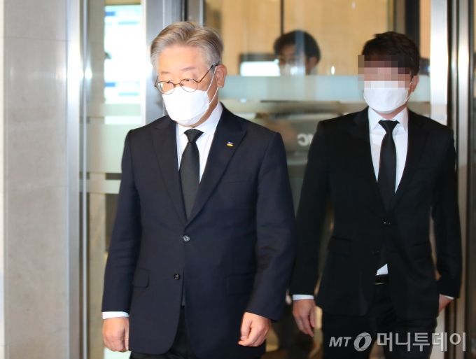 이재명 경기도지사가 25일 고 이건희 삼성전자 회장의 빈소가 마련된 서울 강남구 삼성서울병원 장례식장에서 조문을 마친 뒤 건물을 나서고 있다. / 사진=김휘선 기자 hwijpg@