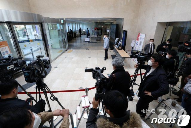 (서울=뉴스1) 황기선 기자 = 이건희 삼성그룹 회장이 별세한 25일 오전 서울 강남구 삼성서울 병원 장례식장에서 취재진들이 대기하고 있다. 2020.10.25/뉴스1