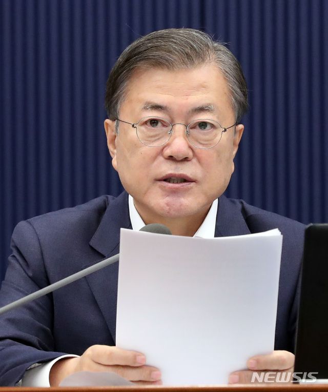 [서울=뉴시스박영태 기자 = 문재인 대통령이 20일 오전 청와대 여민관에서 열린 국무회의에 참석해 발언하고 있다. 2020.10.20.   since1999@newsis.com