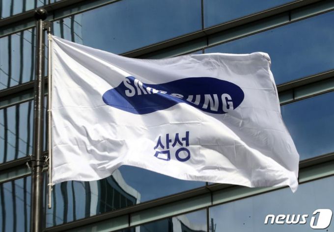 이건희 삼성그룹 회장이 25일 서울 일원동 서울삼성병원에서 별세했다. 향년 78세. 1942년에 태어난 고인(故人)은 부친인 이병철 삼성창업주 별세 이후 1987년 삼성그룹 2대 회장에 올라 삼성그룹을 이끌었다. 이날 서울 서초구 삼성전자 서초사옥에 사기가 바람에 휘날리고 있다. /사진=뉴스1