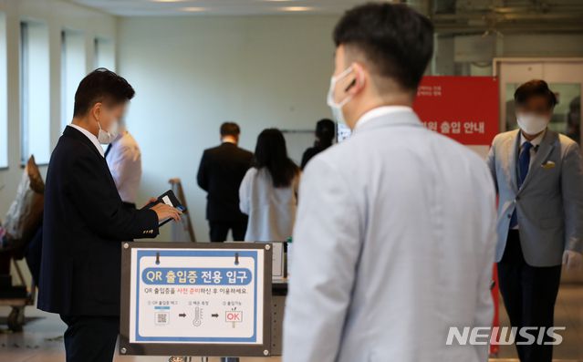 [서울=뉴시스] 고범준 기자 = 이건희 삼성그룹 회장이 별세한 25일 오전 서울 강남구 삼성서울병원 장례식장에서 삼성 관계자들이 분주히 움직이고 있다. 2020.10.25.   bjko@newsis.com