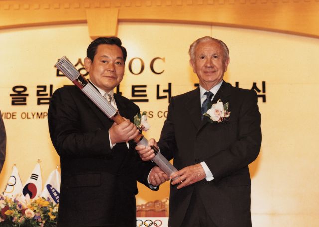 이건희 삼성전자 회장이 1997년 신라호텔에서 1998년 일본 나가노 동계 올림픽과 2000년 호주 시드니 올림픽 후원사 권리를 갖는 올림픽 파트너 계약을 체결하고 있다. /사진제공=삼성전자