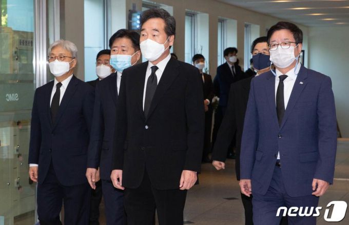 사진공동취재단 = 이낙연 더불어민주당 대표가 26일 오전 서울 강남구 서울삼성병원 장례식장에 마련된 고(故) 이건희 삼성그룹 회장 빈소에서 조문을 마치고 나서고 있다. 2020.10.26/사진제공=뉴스1