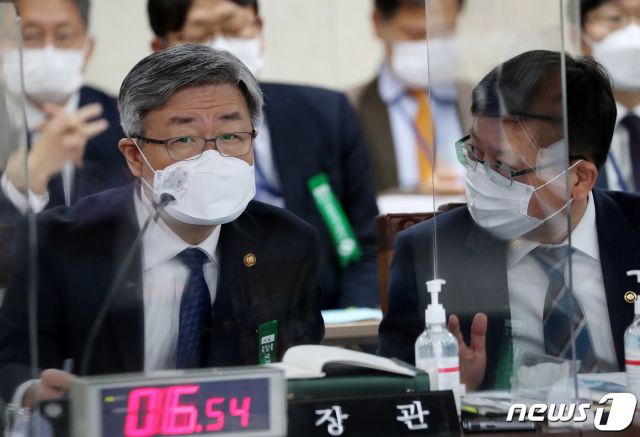 이재갑 고용노동부 장관와 임서정 차관이 26일 정부세종청사에서 열린 국회 환경노동위원회의 고용노동부, 경제사회노동위원회, 중앙노동위원회 등 소관기관 에 대한 국정감사에서 논의를 하고 있다/사진=뉴스1