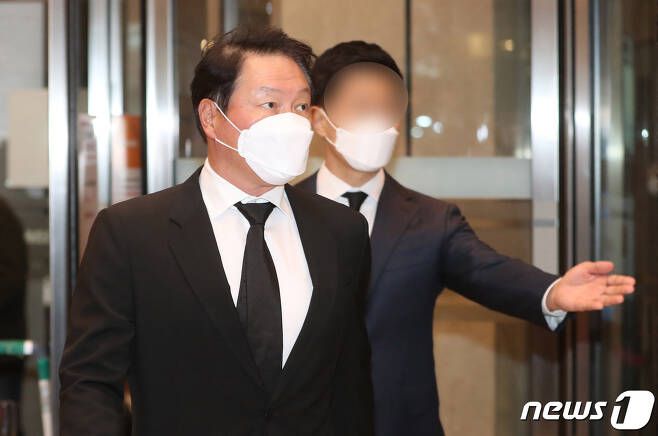 최태원 SK 회장이 26일 오후 고(故) 이건희 삼성그룹 회장 빈소가 마련된 서울 강남구 서울삼성병원 장례식장에 들어서고 있다. 2020.10.26/뉴스1 © News1 ,송원영 기자