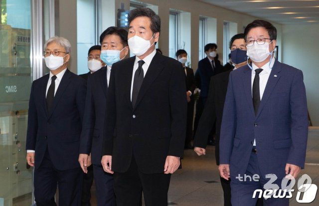 (서울=뉴스1) 사진공동취재단 = 이낙연 더불어민주당 대표가 26일 오전 서울 강남구 서울삼성병원 장례식장에 마련된 고(故) 이건희 삼성그룹 회장 빈소에서 조문을 마치고 나서고 있다. 2020.10.26/뉴스1