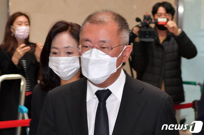 정의선 현대차그룹 회장이 26일 오전 고 이건희 삼성그룹 회장 빈소가 마련된 서울 강남구 서울삼성병원 장례식장에 들어서고 있다. 2020.10.26/뉴스1 © News1 사진공동취재단