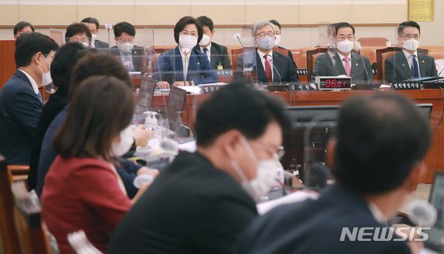 추미애 법무부 장관이 26일 오전 서울 여의도 국회에서 열린 법제사법위원회의 법무부, 대법원, 감사원, 헌법재판소, 법제처 종합감사에서 질의에 답하고 있다. /사진=뉴시스.