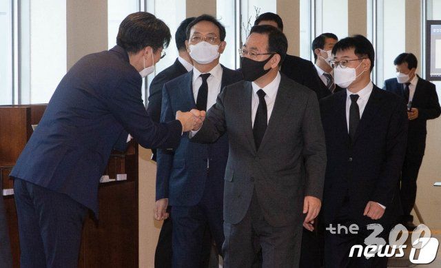 (서울=뉴스1) 사진공동취재단 = 주호영 국민의힘 원내대표가 26일 오후 서울 강남구 서울삼성병원 장례식장에 마련된 고(故) 이건희 삼성그룹 회장 빈소에서 조문을 마치고 나서며 관계자와 인사를 나누고 있다. 2020.10.26/뉴스1