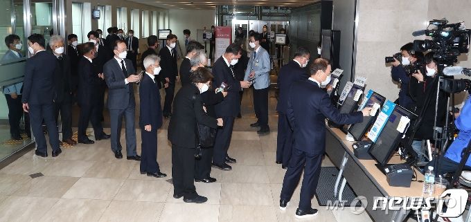 26일 오후 고(故) 이건희 삼성 회장의 빈소가 마련된 서울삼성병원 장례식장에 많은 조문객들이 들어서고 있다. 2020.10.26/뉴스1 ⓒ News1 사진공동취재단