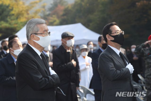 김종인 국민의힘 비상대책위원장(왼쪽)과 주호영 원내대표가 26일 서울 동작구 국립서울현충원에서 열린 고 박정희 전 대통령 서거 41주기 추도식에 참석해 국민의례를 하고 있다. / 사진제공=뉴시스