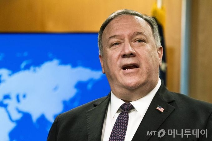 [워싱턴=AP/뉴시스]마이크 폼페이오 국무장관이 14일(현지시간) 국무부에서 열린 기자회견에서 발언하고 있다. 폼페이오 장관은 이 자리에서 북한이 지난 2년간 대륙간탄도미사일(ICBM) 시험 발사를 하지 않고 있다며 도널드 트럼프 행정부의 대북 외교가 성공적이었다고 강조했다. 2020.10.15.