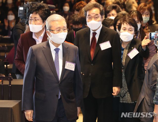 제 55회 전국여성대회가 이달 22일 서울 여의도 서울시티클럽(CCMM)에 국민의힘 김종인 비상대책위원장과 더불어민주당 이낙연 대표가 행사장에 입장하고 있다. / 사진제공=뉴시스