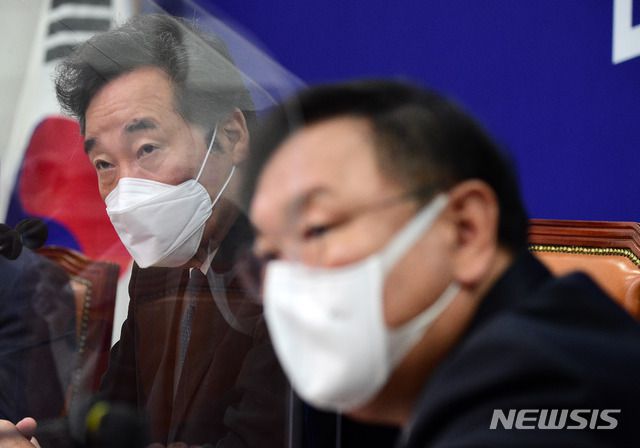 더불어민주당 이낙연 대표와 김태년 원내대표가 26일 서울 여의도 국회에서 열린 최고위원회의에서 최고위원 발언을 듣고 있다. / 사진제공=뉴시스