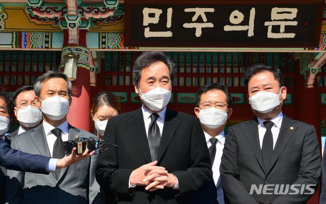 [광주=뉴시스] 변재훈 기자 = 이낙연 더불어민주당 대표가 24일 오전 광주 북구 운정동 국립 5·18민주묘지에서 오월영령을 참배한 뒤 취재진과 만나 발언하고 있다. 2020.10.24.  wisdom21@newsis.com