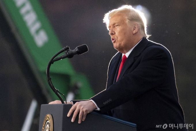[마틴스버그=AP/뉴시스]도널드 트럼프 미국 대통령이 26일(현지시간) 미 펜실베이니아 마틴스버그 앨투나-블레어 카운티 공항에서 선거 유세를 하고 있다. 2020.10.27.