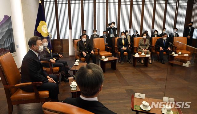 [서울=뉴시스]박영태 기자 = 문재인 대통령이 28일 오전 시정연설에 앞서 서울 여의도 국회의장실에서 박병석 국회의장과 환담을 나누고 있는 한편 국민의힘 김종인 비상대책위원장 자리와 주호영 원내대표의자리가 비어 있다. 주호영 원내대표는 환담자리에 참석하려 했지만 청와대 경호처측의 '몸수색'에 반발해 참석하지 않았다. 2020.10.28.   since1999@newsis.com