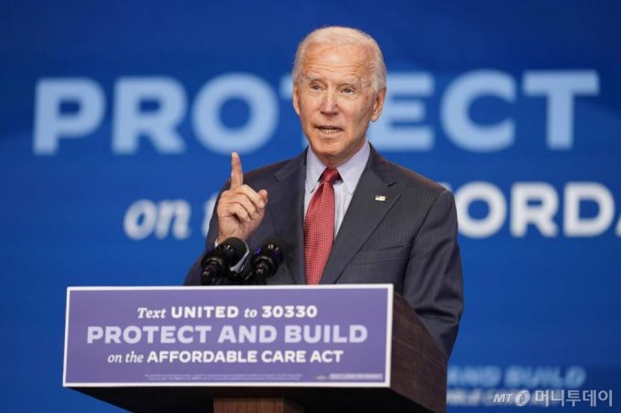 [윌밍턴=AP/뉴시스]조 바이든 미 민주당 대선 후보가 28일(현지시간) 델라웨어주 윌밍턴에 있는 더 퀸 극장에서 코로나19 및 건강 관리에 관해 연설하고 있다. 바이든 후보는 "코로나19로 이미 22만 명 이상이 숨졌다"라면서 '코로나19 대유행을 통제하지 않는다'라는 마크 메도스 백악관 비서실장의 말을 거론하며 "트럼프 행정부는 그냥 포기했다"라고 비판했다. 2020.10.29.