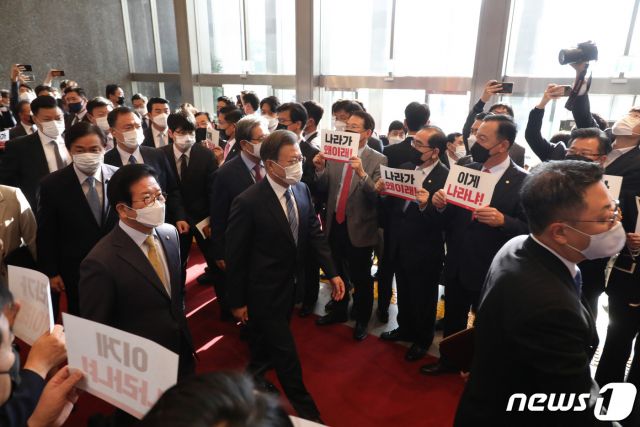 문재인 대통령이 2021년도 예산안 시정연설을 하기 위해 28일 서울 여의도 국회 본청으로 들어서고 있다. 국민의힘 의원들이 문 대통령을 향해 피켓 항의를 하고 있다. /사진=뉴스1.