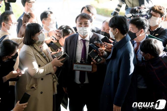 윤석열 검찰총장이 일선 검사들과 간담회를 갖기 위해 29일 오후 대전 고등검찰청·지방검찰청을 방문하고 있다. 윤 총장은 29일부터 대전을 시작으로 지방검찰청을 순회할 예정이다./사진=뉴스1