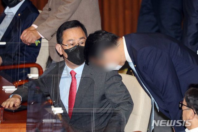 [서울=뉴시스 최동준 기자 = 주호영 국민의힘 원내대표가 28일 오전 서울 여의도 국회에서 열린 제382회 국회 제10차 본회의에서 문재인 대통령 시정연설을 앞두고 청와대 경호처 직원이 몸수색을 요청하자 강하게 항의하고 있다. (공동취재사진) 2020.10.28.   photo@newsis.com