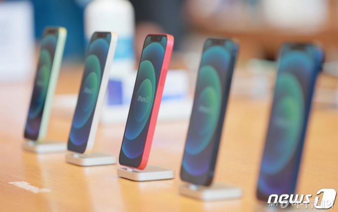 (서울=뉴스1) 김진환 기자 = 애플의 첫 5G 스마트폰 아이폰12 시리즈가 한국에 공식 출시한 30일 오전 서울 강남구 '애플스토어 가로수길'에서 제품이 전시돼 있다. 2020.10.30/뉴스1