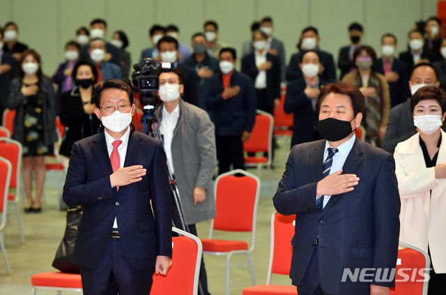 국민의힘 4·7 재·보궐선거경선준비위원회가 30일 오후 부산 해운대구 벡스코 제2전시장에서 '부산시장 시민후보 찾기 공청회'를 열기에 앞서 국민의례를 하고 있다/사진=뉴시스