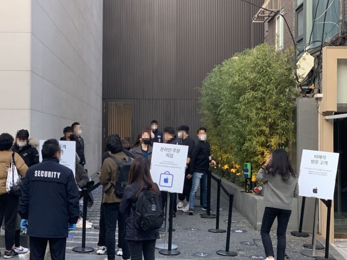 30일 애플 가로수길 매장 옆 대기 공간. 매장 관계자를 제외하면 대기 인원이 10명이 되지 않는 여유 있는 모습이다. /사진=박효주