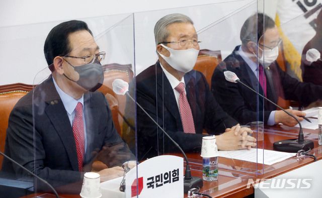 [서울=뉴시스] 최동준 기자 = 주호영 국민의힘 원내대표가 29일 오전 서울 여의도 국회에서 열린 비상대책위원회의에서 모두발언을 하고 있다. (공동취재사진) 2020.10.29.   photo@newsis.com