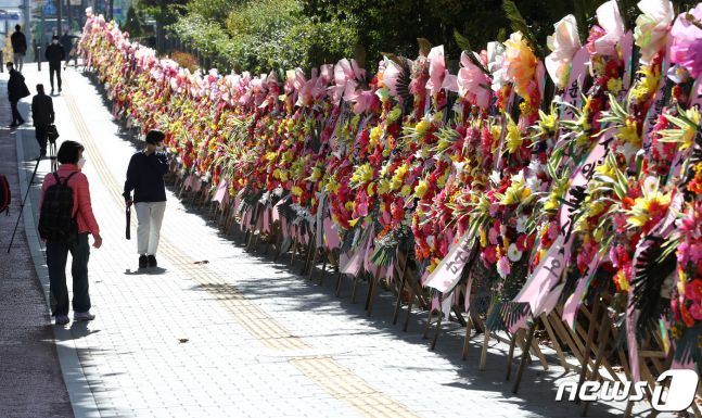 지난 29일 서울 서초구 대검찰청 앞에 윤석열 검찰총장을 응원하는 화환들이 놓여 있다./사진=뉴스1
