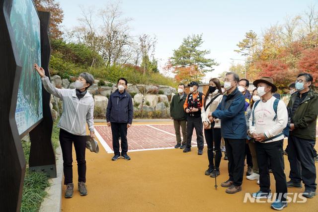 [서울=뉴시스]박영태 기자 = 문재인 대통령이 31일 오전 북악산 성곽 북측면을 52년 만에 일반인에게 개방에 앞서 최종점검을 위한 산행 중 청운대안내소에서 정재숙 문화재청장으로부터 개방 후 관리계획과 개방을 위한 경과보고를 듣고 있다. 1968년‘1·21사태’이후52년간 일반인의 출입이 제한되었던 청와대 뒤편 북악산 북측면은 11월1일부터 일반 시민에게 개방된다. 2020.10.31.    since1999@newsis.com