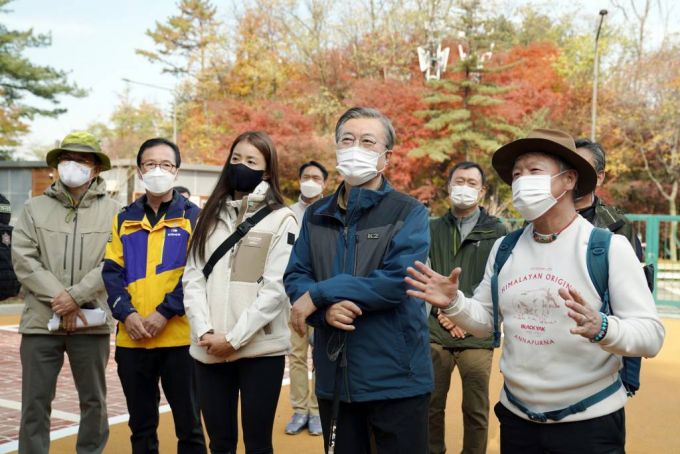 [서울=뉴시스박영태 기자 = 문재인 대통령이 31일 오전 북악산 성곽 북측면을 52년 만에 일반인에게 개방에 앞서 최종점검을 위한 산행 중 청운대안내소에서 정재숙 문화재청장으로부터 개방 후 관리계획과 개방을 위한 경과보고를 듣고 있다. 1968년‘1·21사태’이후52년간 일반인의 출입이 제한되었던 청와대 뒤편 북악산 북측면은 11월1일부터 일반 시민에게 개방된다. 2020.10.31.    since1999@newsis.com