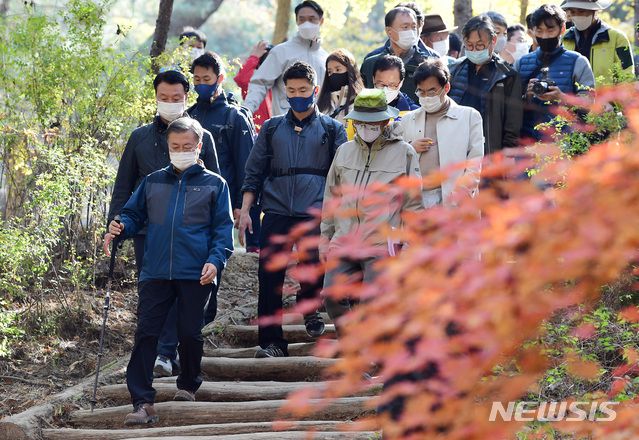[서울=뉴시스]박영태 기자 = 문재인 대통령이 31일 서울 북악산 성곽 북측면 산행을 마친 뒤 백사실 계곡에서 주말 산행을 나온 시민들과 인사하며 걷고 있다. 1968년‘1·21사태’이후52년간 일반인의 출입이 제한되었던 청와대 뒤편 북악산 북측면은 11월1일부터 일반 시민에게 개방된다. 2020.10.31.   since1999@newsis.com