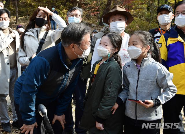 [서울=뉴시스박영태 기자 = 문재인 대통령이 31일 서울 북악산 성곽 북측면 산행을 마친 뒤 백사실 계곡과 백석동천에서 주말 산행 나온 아이들과 이야기를 나누고 있다. 1968년‘1·21사태’이후52년간 일반인의 출입이 제한되었던 청와대 뒤편 북악산 북측면은 11월1일부터 일반 시민에게 개방된다. 2020.10.31.   since1999@newsis.com