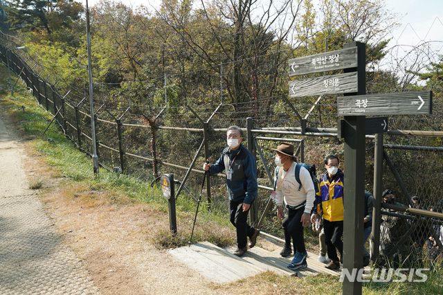 [서울=뉴시스]박영태 기자 = 문재인 대통령이 31일 오전 북악산 성곽 북측면을 52년 만에 일반인에게 개방에 앞서 최종점검을 위한 산행 중 관문을 지나고 있다. 1968년‘1·21사태’이후52년간 일반인의 출입이 제한되었던 청와대 뒤편 북악산 북측면은 11월1일부터 일반 시민에게 개방된다. 2020.10.31.    since1999@newsis.com