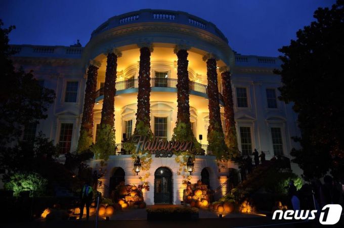 (워싱턴 AFP=뉴스1) 우동명 기자 =  25일(현지시간) 워싱턴 백악관이 할로윈 행사를 맞아 장식된 모습이 보인다.  ⓒ AFP=뉴스1
