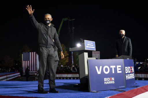 버락 오바마 전 미국 대통령(왼쪽)이 10월 31일(현지시간) 조 바이든 미국 민주당 대선후보와 함께 가진 미시건주 디트로이트 드라이브인 유세에서 손을 흔들고 있다./사진=AFP