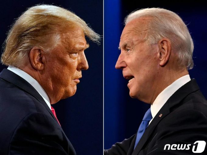 (AFP=뉴스1) = 도널드 트럼프 미국 대통령(왼쪽)과 조 바이든 민주당 대선후보가 22일(현지시간) 테네시주 내슈빌의 벨몬트대학에서 마지막 TV토론을 하고 있다.  ⓒ AFP=뉴스1