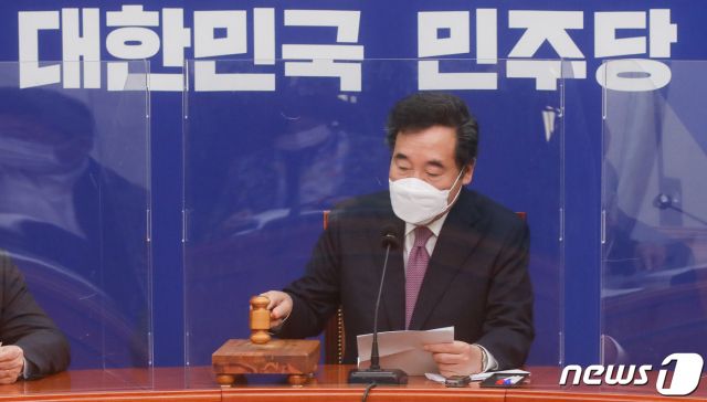 이낙연 더불어민주당 대표가 2일 오전 서울 여의도 국회에서 열린 최고위원회의에서 의사봉을 두드리고 있다/사진=뉴스1