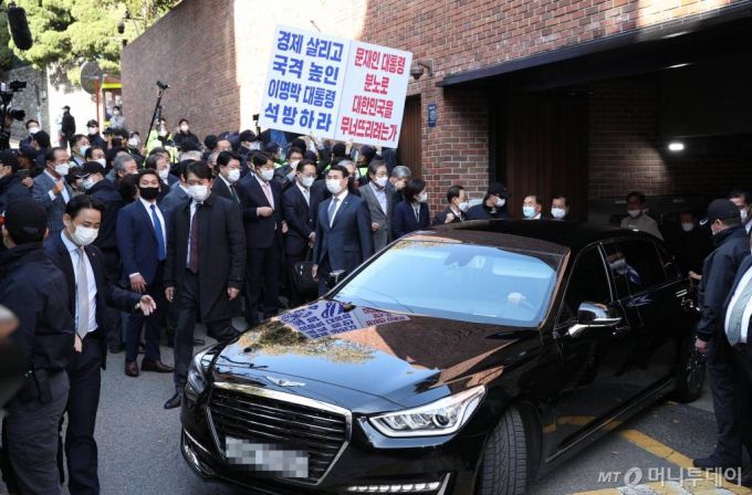 회사 자금 횡령과 뇌물 수수 혐의 등으로 지난달 29일 대법원 상고심에서 징역 17년이 확정돼 구치소로 재수감되는 이명박 전 대통령이 2일 오후  서울 강남구 논현동 자택 앞에서 지지자들과 정치인들의 도열을 받으며 검찰로 향하고 있다./사진=공동취재단