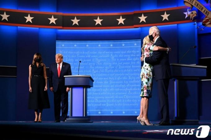 도널드 트럼프 미국 대통령과 부인 멜라니아 여사, 조 바이든 민주당 대선후보와 부인 질 바이든 여사가 지난달 22일(현지시간) 테네시주 내슈빌의 벨몬트 대학에서 열린 대선후보 마지막 TV 토론이 끝난 뒤 무대에 올라와 있다. /사진= AFP=뉴스1